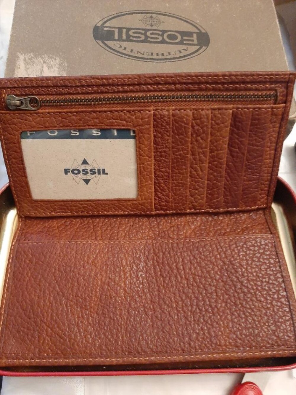Mens Fossil Wallet , real leather inside Western theme tin